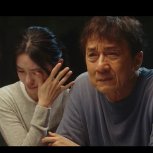 Jackie Chan Menangis Dipeluk Anak Perempuan