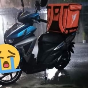 Pelanggan Biadab Campak Duit Pada Rider, Geli Terkena Tangan Basah