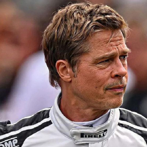 Brad Pitt Kejutkan Dunia Permotoran Tampil Di Grand Prix Britain Dengan Sut Lumba