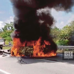 Warga Emas Maut, MPV Terbakar Selepas Bertembung Lori