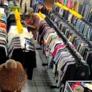 Pakcik Tua Berselipar, Pakai Seluar Pendek, Datang Kedai Teringin Nak Beli Baju Tapi Cuma Ada RM5