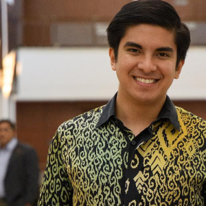 Syed Saddiq Yakin Kekal Kacak Bila Tua Tapi Warganet Samakan Dengan Tun M, Eh Ke Mr Bean?