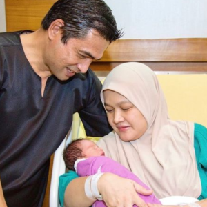 Dr Sheikh Muszaphar Shukor Dan Datin Dr Halina Selamat Timang Anak Ketujuh