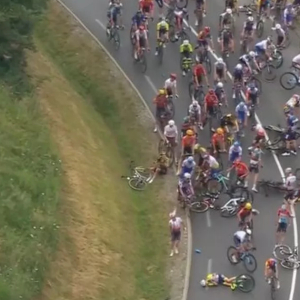 Ramai Pelumba Cedera, Tersungkur Atas Jalan Raya Di Kejohanan Tour De France