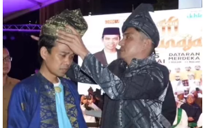 "Bertuah Mat Kilau, Satu Kehormatan,"- Ramai Teruja Tengok Adi Putra Pakaikan Tanjak Pada Ustaz Abdul Somad