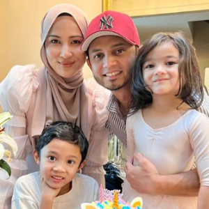 Anak Hairul Dan Hanis Zalikha Bikin Ramai Terhibur, "Bukan Tulis 7 Je Terbalik, Pakai Seluar Pun Terbalik"