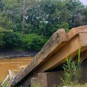 Penduduk Bawa Jenazah Naik Bot Jambatan Kampung Tanjung Kerayong Runtuh