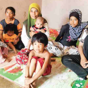 9 Beranak Di Kelantan Duduk Di Rumah Terbengkalai Milik Orang Lain, Bapa Kerja Gaji Sehari RM60- Terpaksa Catu Makan, Tak Boleh Ke Sekolah