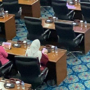 YB Dirakam Secara Langsung Khusyuk Main Judi Online Ketika Sidang Wakil Rakyat