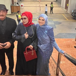 Puteri Sarah Hadir ABPBH 35 Ditemani Yusof, Patimah