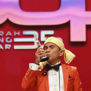 Sebak Pula Tengok Detik Datin Anne Ngasri Tiba Lambat Di ABPBH35, Peluk Dan Kucup Wajah Abang