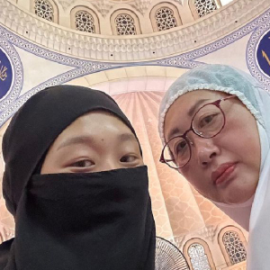 Ibu Ikut Solat Subuh, Bawa Balik Telekung Maryam Ke Korea Untuk Belajar Solat