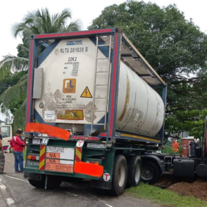 Warga Emas Maut, Kereta Dilanggar Lori Tangki