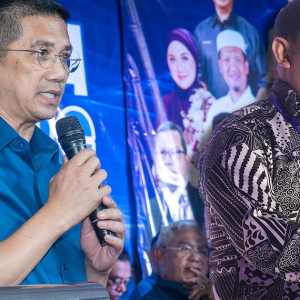 'Eh, Kau Siapa?' - Azmin Setuju Debat Dengan Rafizi Tapi Dengan Syarat