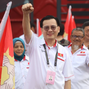 Calon Dengkil Cetus Panik , Selamba Datang Pakai Baju Logo Parti