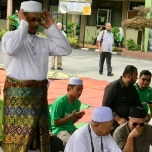 Ahmad Yakob Solat Dhuha Dan Hajat Bersama Penyokong Sebelum Proses Penamaan Calon