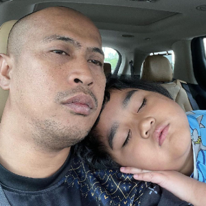 Kena Fisio Seumur Hidup, Achey Solat Zuhur 8 Rakaat Bila Anak Dah Tahu Tentang Solat