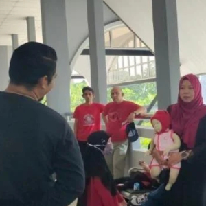 Ibu Baby Syifa Dukung Patung Hadiri Sesi Inkues