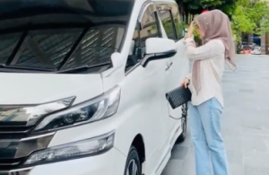 Usahawan Tudung Sangka Gaji RM10 Ribu Sebulan Mampu Pakai Vellfire, Sudahnya Merana Bila Kereta Ditarik