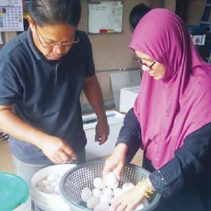 Bekas Pekerja Am Pelabuhan Peroleh RM6,000 Sebulan Hasil Jual Telur Masin