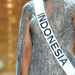 Peserta Miss Universe Dimarahi Kerana Tutup Payudara Dengan Tangan