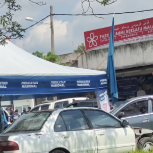 Terkejut Kepala Babi Atas Bendera Perikatan Nasional