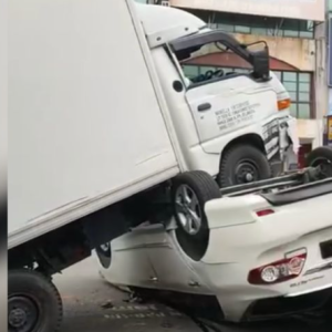 Honda City Keluar Simpang Mengejut! Punca Lori 'Panjat' Dua Kereta