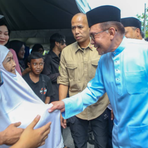 Orang Gomen Senyum Lebar, Kerajaan Naikkan Gaji Penjawat Awam Dalam Belanjawan Madani