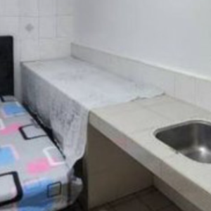 Tempat Mandi Mayat Pun Besar Lagi! Tuan Rumah Tamak Jadikan Dapur Sebagai Bilik Sewa, Katil Sebelah Sinki