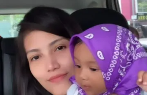 "Anak Kecil Dipakaikan Tudung, Mak Dah Elok Bertudung Gi Bukak Pulak, Hangit Torey," Elyana Berang Disindir