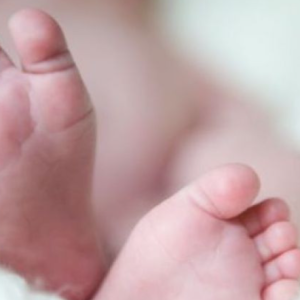 Bayi Baru Lahir Dibuang Tanpa Seurat Benang, Ditemukan Atas Kerusi Belakang Rumah