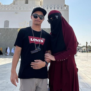 Netizen Tegur Alam Wakaka Pakai T-Shirt Dan Topi Di Masjid Nabawi