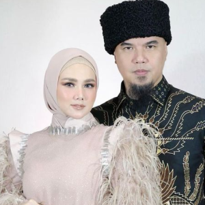 Ahmad Dhani Kongsi Foto Cium Isteri, Netizen Dakwa ‘Wayang’ Tutup Masalah Rumah Tangga