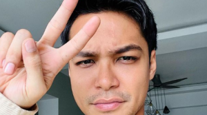 Selfie Dengan Aksi 'Peace', Syafiq Kyle Nampak Gembira Tak Jadi Kahwin Dengan Mimi Lana