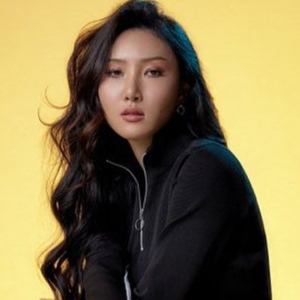 Hwasa Sekali Lagi Dipanggil Polis, Gara-Gara Tarian Terkangkang Depan Pelajar Universiti