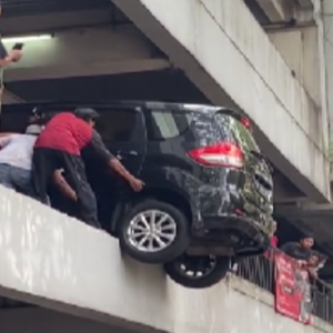 Silap Tekan Pedal Minyak, Nyaris Mati Kereta Nak Jatuh Dari Parkir Tingkat Dua