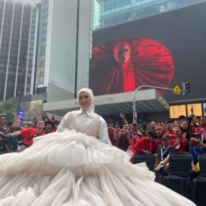 Aina Abdul Buat Gimik Lagi- Pakai Gaun Meleret, Muncul Di Tengah-Tengah Bukit Bintang