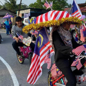 Penduduk Berarak 2 Kilometer Sambut Hari Malaysia