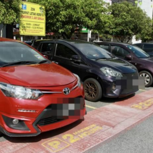 Lelaki Badan Gempal Mengamuk Kereta Sebelah Parkir Senget, Tak Muat Masuk Sampai Calarkan Kereta Orang