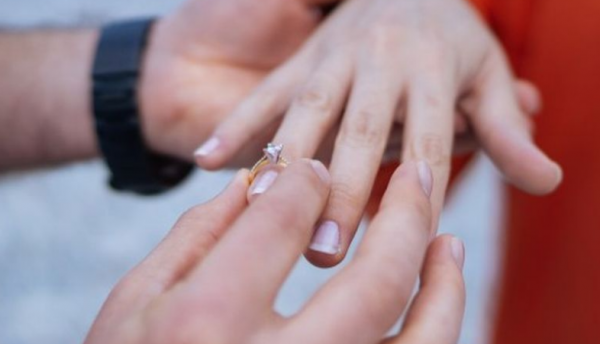Wanita Dilema Nak Kahwin- Gaji Bakal Suami Cuma RM2,500, Hujung Bulan Je Pinjam Duit