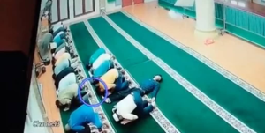 Lelaki Pengsan Ketika Solat Sebab Dua Hari Tak Makan, Jemaah Masjid Buat Tak Tahu