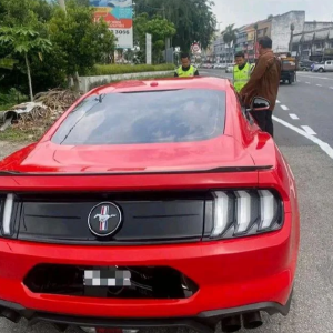 Pemandu Ford Mustang Kena Tahan Pamer Plat Palsu