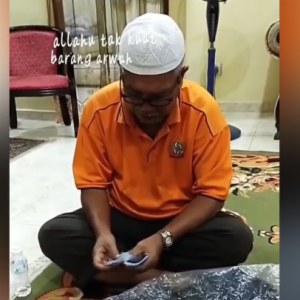 Video Tular: Ayah Menangis Lepas Polis Serah Barang Milik Arwah Anak Maut Kemalangan