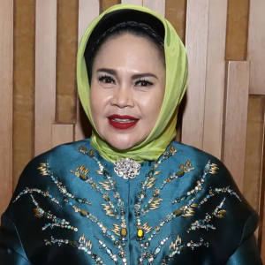 “Apabila Masuk Rumah Orang, Perlu Ikut Cara Mereka” - Hetty Koes Endang Ulas Pengundura Elly Mazlein