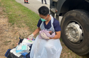 Wanita Beranak Dalam Lori Tangki Di Tepi Lebuh Raya LPT