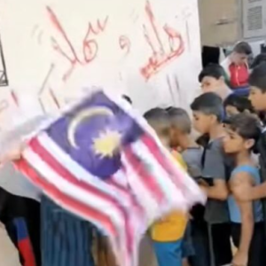 Tanda Terima Kasih Beri Makanan, Anak-Anak Palestin Kibar Bendera Malaysia