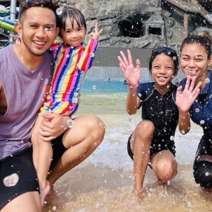 Fizi Ali Tunai Janji Bawa Ameena Pergi ‘Waterpark’, Letih Sampai Tertidur Pegang Tangan Kakak