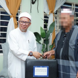 Lelaki Dari Pasir Gudang Menang Bidaan Tertinggi RM135,000 Jam Tangan Rolex Dr Zulkifli