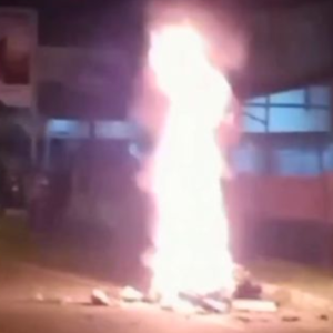 Tak Tahan Asyik Lumba Haram, Penduduk Bakar Motosikal