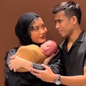 Phothoshoot Dengan Syifa Melvin "Safawi Pegang Anak Ke Pegang Piala Bola Sepak Tu?"